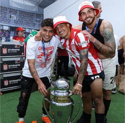 El paraguayo Santiago Arzamendia, futbolista de Estudiantes de La Plata, con el trofeo de campeón del torneo Clausura 2025 de la Liga Profesional de Argentina en el vestuario del estadio Único Madre de Ciudades, en Santiago del Estero, Argentina.
