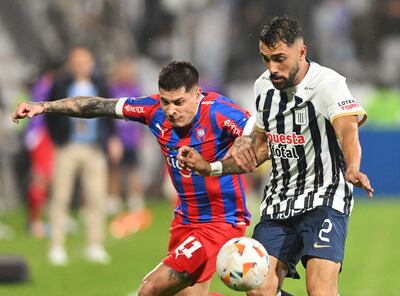 El jugador de Cerro Porteño Juan Manuel Iturbe pelea cuerpo a cuerpo con el volante de Alianza Lima Juan Freytes para intentar quedarse con el balón. El azulgrana fue gran protagonista.