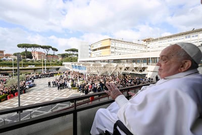El papa Francisco saluda hoy a una multitud reunida fuera del hospital Gemelli de Roma, antes de su regreso al Vaticano.