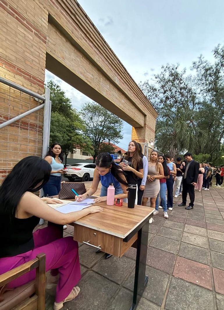 Estudiantes juntan firmas para exigir la salida o renuncia de Natanael Martínez, denunciado por violencia contra la mujer.