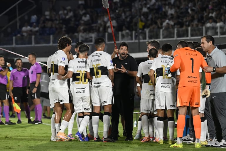 El entrenador de Olimpia, Pablo "Vitamina" Sánchez dando indicaciones a sus dirigidos en el duelo ante Sportivo Trinidense, por la fase preliminar de la Copa Sudamericana.