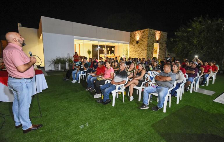 Encuentro político del 17 de febrero de 2023. El patio de la vivienda del presidente del JEM se amplió y la   muralla que existía  en 2018 (foto izq.)  se derribó, edificándose  una lujosa residencia.