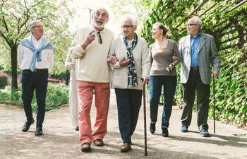 Adultos mayores caminando.