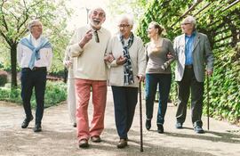Adultos mayores caminando.