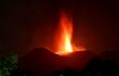 El volcán Etna arroja lava durante una erupción en la isla de Sicilia, Italia.
