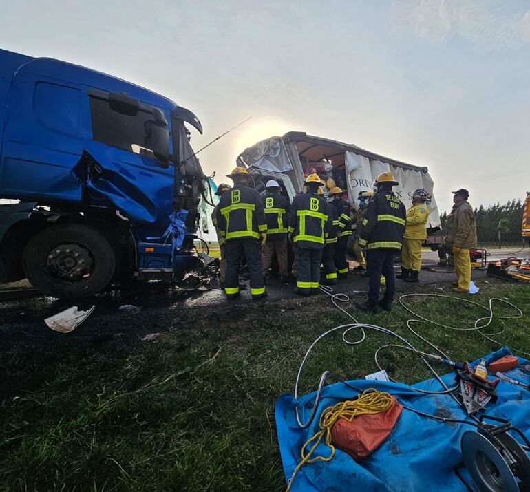 Bomberos Voluntarios de Quiindy trabajaron intensamente para liberar de la cabina al conductor fallecido, Héctor Rubén García Stenico.