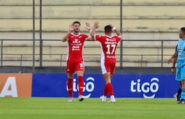 Ignacio Bailone (7) celebra uno de sus dos goles acompañado de Jordan Santacruz, en el triunfo de Nacional sobre Benjamín Acebal de Villa Hayes. (Foto: APF)