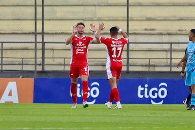 Ignacio Bailone (7) celebra uno de sus dos goles acompañado de Jordan Santacruz.