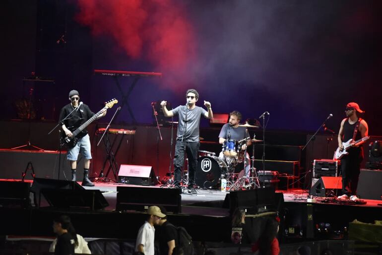 Funk'chula se encargó de abrir el show de Erreway en el Yacht.