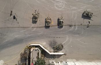 Tanques del gobierno sirio dañados en el aeropuerto militar de Mezzeh en Damasco, Siria.
