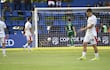 El balón al fondo de la red tras el blooper entre el portero Alexis Martín Arias y Jorge Morel, que terminó castigando Fernando Romero.