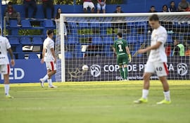 El balón al fondo de la red tras el blooper entre el portero Alexis Martín Arias y Jorge Morel, que terminó castigando Fernando Romero.