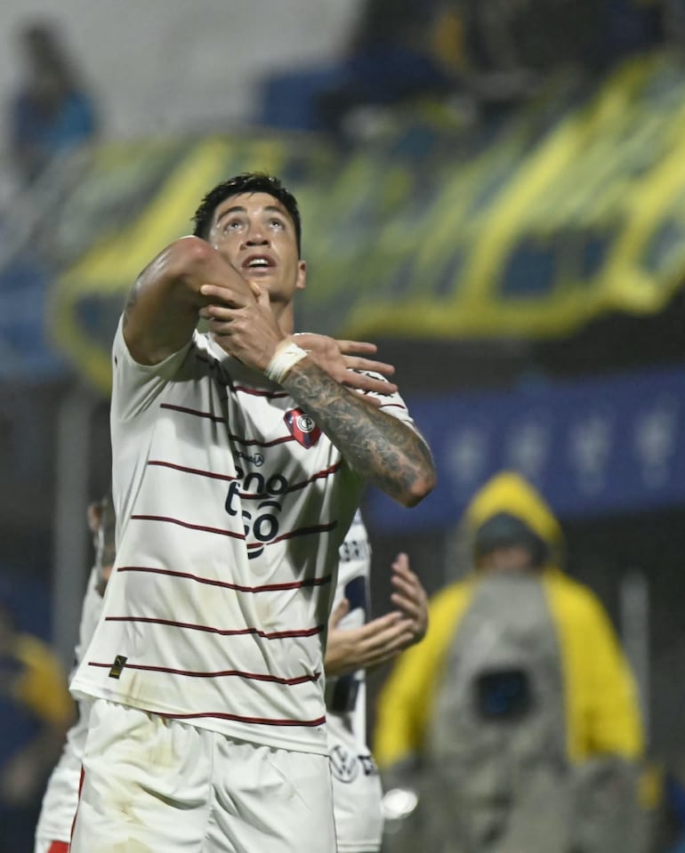 Lucas Gabriel Merolla (31 años) celebra su primer gol en Cerro Porteño en la goleada frente a Luqueño.
