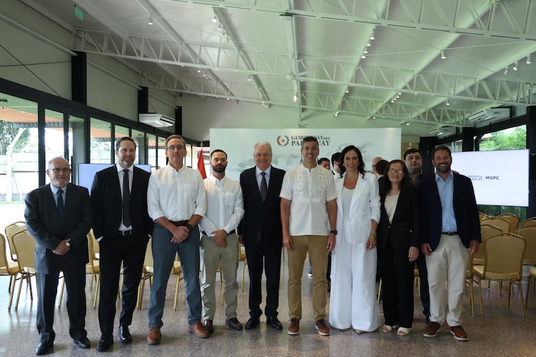 La rúbrica de los contratos tuvo lugar este lunes en Mburuvicha Róga, con los representantes del MOPC, las empresas adjudicadas y el presidente de la República, Santiago Peña.