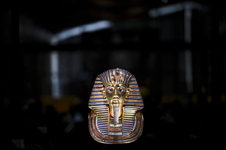 La máscara dorada del rey Tutankamón se exhibe en el Gran Museo Egipcio (GEM) durante su inauguración al público, en Guiza, Egipto, este martes. Ubicado en la meseta de Guiza, el Gran Museo Egipcio es reconocido como el museo arqueológico más grande del mundo dedicado a una sola cultura y alberga más de 100.000 piezas arqueológicas. 