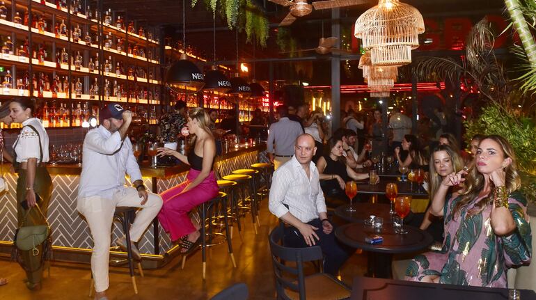 Negroni Grill es un lugar para amigos y familiares. Un espacio animado y divertido que garantiza una gran experiencia para todo el que aprecia disfrutar de la buena comida y bebida.