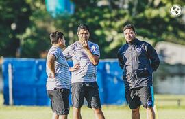 El entrenador de Sol de América, Troadio Duarte, en pleno análisis junto a sus colaboradores.