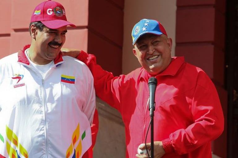 El expresidente de Venezuela, Hugo Chávez (d), murió en 2013. Él, con su movimiento político, el "chavismo", de línea socialista, impuso a Nicolás Maduro como su heredero político y presidencial (i). 