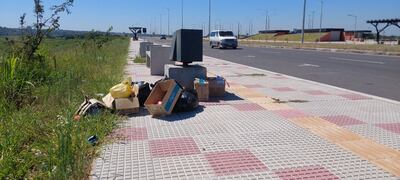 Veredas de la Costanera Sur siguen llenas de basura, a tres días de la gran final de la Copa Sudamericana.