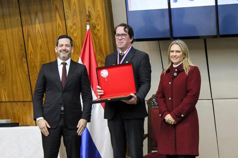 El maestro Diego Sánchez Haase recibe la Orden Nacional al Mérito Comuneros junto con el presidente de Diputados, Raúl Latorre, y la diputada Rocío Vallejo.