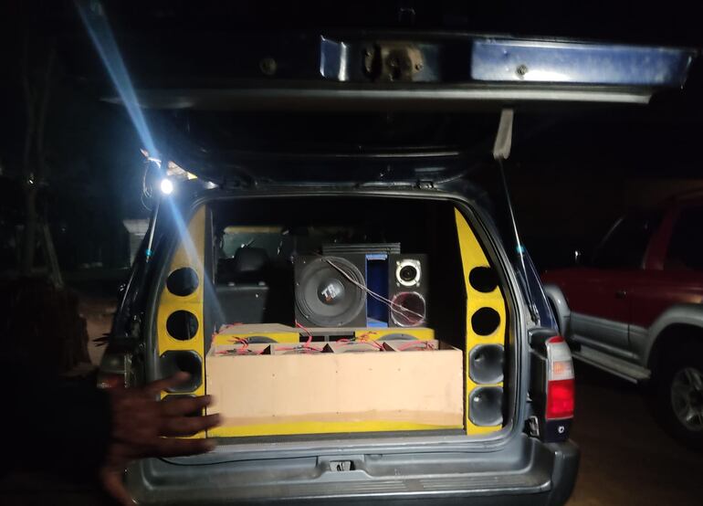 Camioneta con el equipo de sonido con el que el demorado molestaba a los vecinos.