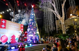 Familias disfrutaron el encendido del árbol del Mariscal.