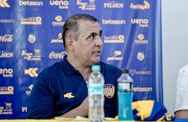 Pedro Sarabia en la conferencia de presentación como nuevo entrenador de Sportivo Luqueño.