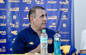 Pedro Sarabia en la conferencia de presentación como nuevo entrenador de Sportivo Luqueño.