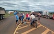 Manifestación de camioneros apostados en el km 100 de la Ruta Py13 que cruza por el distrito de Vaquería.