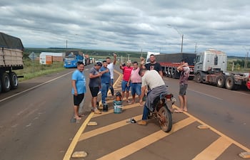 Manifestación de camioneros apostados en el km 100 de la Ruta Py13 que cruza por el distrito de Vaquería.