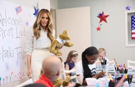 La primera dama de Estados Unidos, Melania Trump, llevó ositos de peluche para los niños durante una visita al Hospital Nacional Infantil en Washington, D.C.
