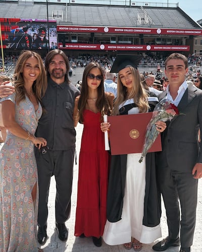¡Hermosa familia! Juanes y su esposa Karen Martínez junto a la graduada Luna y su hermanos Paloma y Dante.