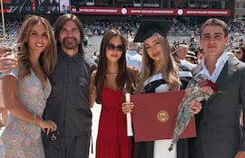 ¡Hermosa familia! Juanes y su esposa Karen Martínez junto a la graduada Luna y su hermanos Paloma y Dante.