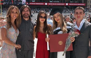 ¡Hermosa familia! Juanes y su esposa Karen Martínez junto a la graduada Luna y su hermanos Paloma y Dante.
