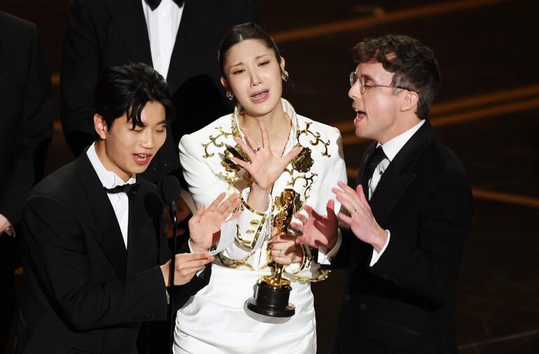 Yu Han Lee, EJAE y Mark Sonnenblick celebran tras ganar el Oscar a la Mejor Canción Original por "Golden" de "KPop Demon Hunters".