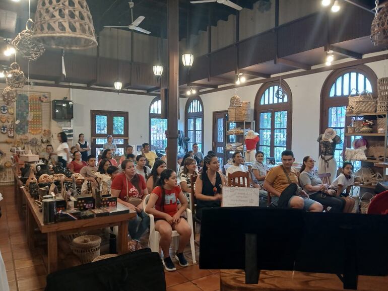 Jóvenes, niños y adultos muestran un gran interés en las clases. Incluso algunos niños asisten acompañados de sus padres, quienes también aprovechan la oportunidad y participan de las clases.