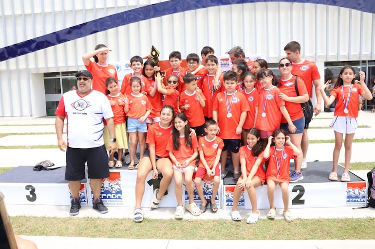 Nadadores del CIT, felices con la copa de campeón de escuelas.