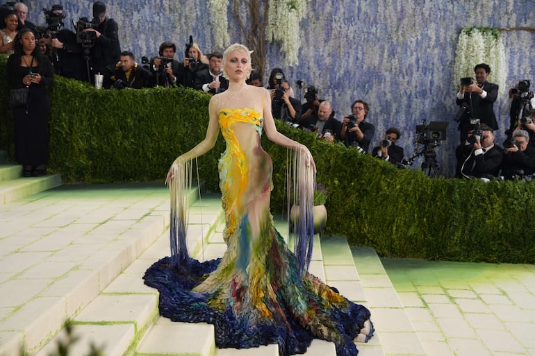 Emma Chamberlain enfundada en un traje de Mugler posa este lunes, durante la alfombra roja de la Met Gala, en Nueva York (EE.UU.). (EFE/ Octavio Guzmán)

