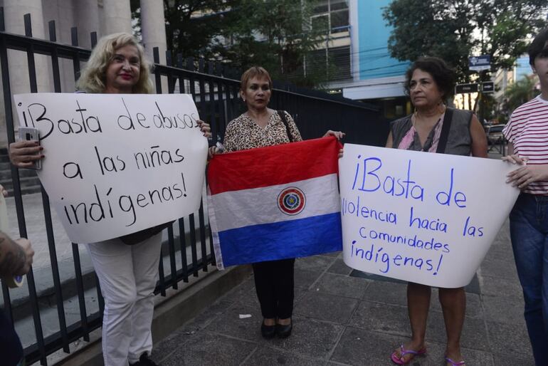 Un grupo realizó una manifestación frente al Panteón de los Héroes, exigiendo acciones firmes de las autoridades para frenar abusos a menores y proteger sobre todo a pueblos originarios.