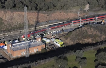 Vista aérea este lunes de los trenes accidentados ayer domingo cerca de Adamuz (Córdoba).