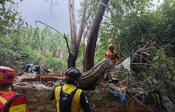 Bomberos trabajan en la búsqueda del niño Tobías, arrastrado por el raudal