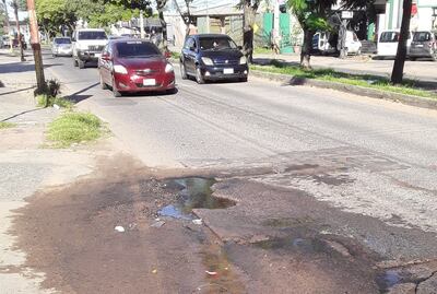 La pérdida ya lleva varias semanas y empeora el estado de la calle.