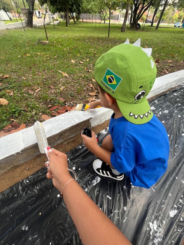 Hasta los niños del barrio San Jorge se prendieron al hermoseamiento de la Plaza María Auxiliadora de Asunción.