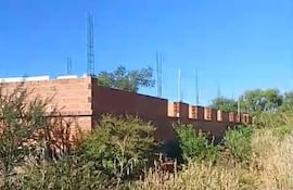 A esta altura y rodeada de malezas se encuentra la obra abandonada y los paneles solares en la comunidad San Agustín en Pedro P. Peña.