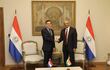 El ministro de Relaciones Exteriores de Paraguay, Rubén Ramírez (i), posa junto al viceministro de Relaciones Exteriores de la India, Periasamy Kumaran (d), en una reunión este jueves, en Asunción (Paraguay). Kumaran y Ramírez dialogaron sobre el desarrollo conjunto de infraestructuras y del interés de empresarios de su país de invertir en la nación suramericana, informó el despacho de Estado.
