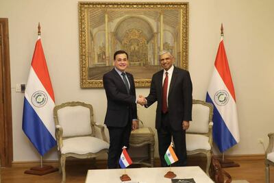 El ministro de Relaciones Exteriores de Paraguay, Rubén Ramírez (i), posa junto al viceministro de Relaciones Exteriores de la India, Periasamy Kumaran (d), en una reunión este jueves, en Asunción (Paraguay). Kumaran y Ramírez dialogaron sobre el desarrollo conjunto de infraestructuras y del interés de empresarios de su país de invertir en la nación suramericana, informó el despacho de Estado. 