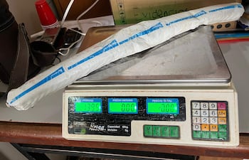 Los agentes hallaron un objeto descrito preliminarmente como posible dinamita en gel.