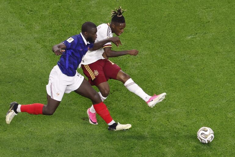El francés Dayot Upamecano (izq.) y el español Nico Williams en acción durante el partido de semifinales de la Copa Mundial de la FIFA 2026 entre Francia y España, en Dallas, EE. UU..