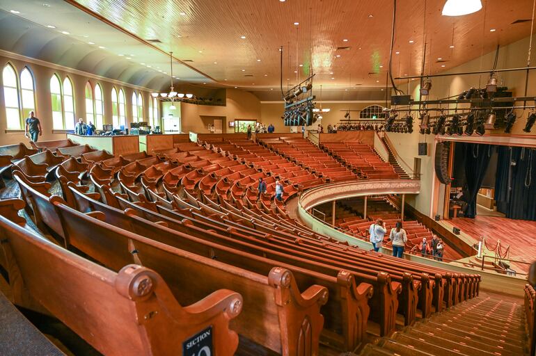 Interior del legendario Auditorio Ryman. El Ryman fue sede del Grand Ole Opry y es considerado la iglesia madre de la música country.