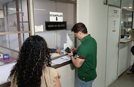 El abogado Enrique Wagener, en representación de las comisiones vecinales y acompañado por la plataforma Defendamos Asunción, en la presentación este lunes de una nota que solicita frenar la implementación del presupuesto plurianual -hasta el 2028- aprobado por la Junta Municipal de Asunción.